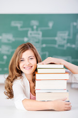 lachendes mädchen in der schule
