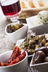 verschiedene italienische Antipasti und Rotwein