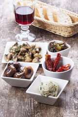 verschiedene italienische Antipasti und Rotwein