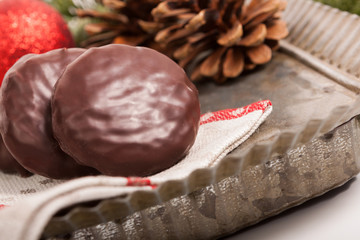 Schokoladenlebkuchen auf Teller mit Weihnachtsdekoration