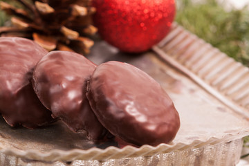 Schokoladenlebkuchen auf Teller mit Weihnachtsdekoration