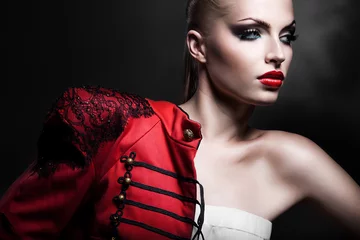 Erwachsene sexy blonde Frau in roter Jacke mit roten Lippen © alexbutscom