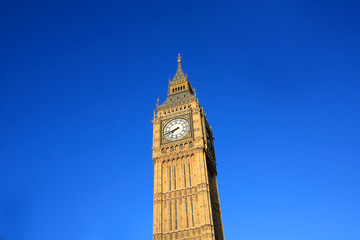 Fototapeta na wymiar Big Ben przeciw błękitne niebo
