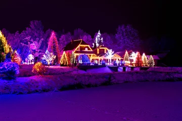 Gordijnen Kerstfantasie - park, bos en lodge in kerstverlichting © xbrchx