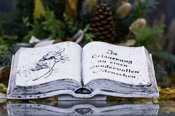 Steinbuch an einer Grabstaette