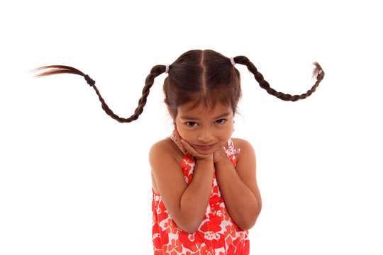 enfant timide avec couettes