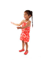 enfant souriante avec couettes sur fond blanc