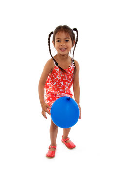 enfant joue avec ballon baudruche