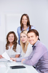 ein junges team im büro
