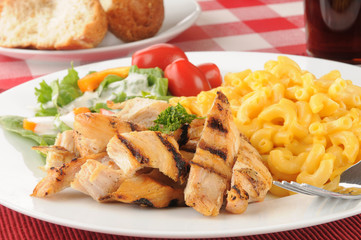 Grilled chicken withh macaroni and cheese