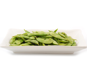 皿の上の枝豆