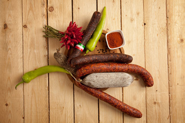 Ungarischer Wurstteller mit Pepperoni und Pfeffer