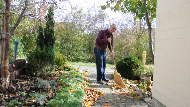 Herbstbl&auml;tter zusammenfegen