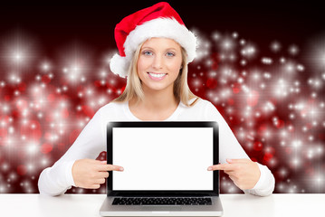 weihnachtsfrau zeigt auf computerbildschirm