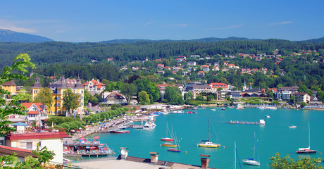 Fototapeta premium Blick über Velden am Wörthersee