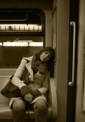 Donna in metropolitana