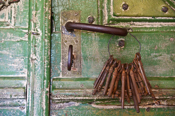 Alte Schlüssel an alter Tür