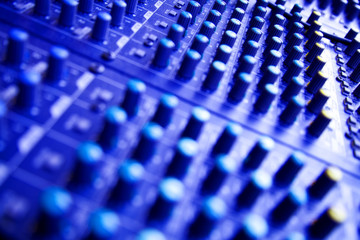 Mixer audio per concerti e studi di registrazione