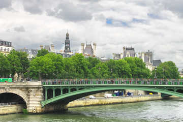 Fototapeta na wymiar Most na Sekwanie. Paryż. Francja
