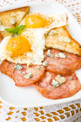 Obraz na płótnie Canvas Breakfast: fried eggs, toast, ham and blue cheese