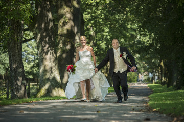 Hochzeitspaar-Bei der Flucht