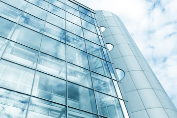 Fototapeta na wymiar Widok na stalowym tle niebieskiego szkła wysokiego budynku