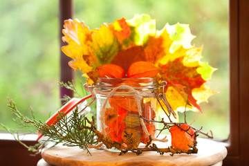 Herbstdekoration im Glas im Herbstlicht