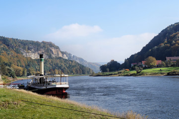 Fototapeta premium Ein kleiner Dampfer auf der Elbe in Sachsen, Deutschland
