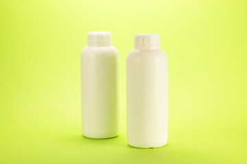 Flaconi plastica fondo verde