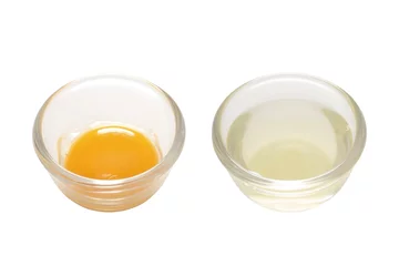 Abwaschbare Fototapete separated egg white and yolk © fkruger
