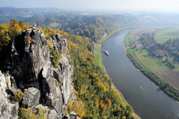 Fototapeta na wymiar Widok z murów obronnych z Łabą, Niemcy