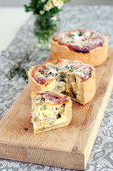 Small tarts with goat cheese and thyme