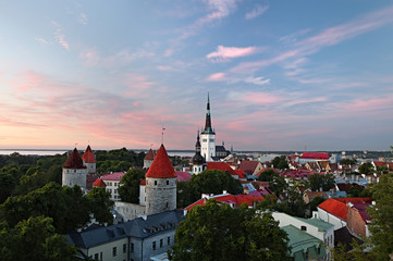 Fototapeta na wymiar Panoramiczny widok starego centrum miasta Tallinn