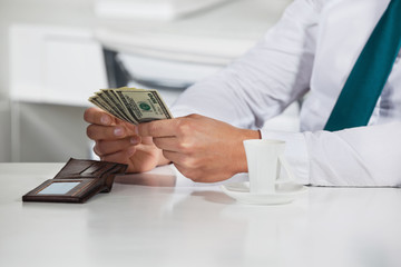 Manager zählt Dollarscheine