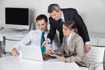 Business-Team arbeitet am Computer