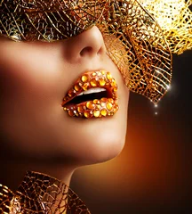 Luxuriöses goldenes Make-up. Schönes professionelles Urlaubs-Make-up © Subbotina Anna
