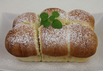 Buchteln mit Staubzucker