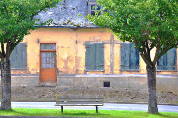 Fassade eines baufälligen Hauses