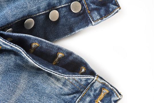 Pantalones vaqueros con la bragueta de botones abierta