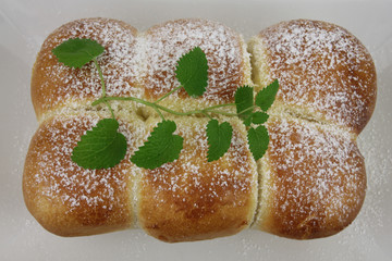 Buchteln mit Staubzucker