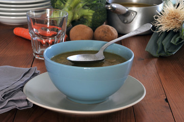 Bol de soupe maison aux légumes du jardin