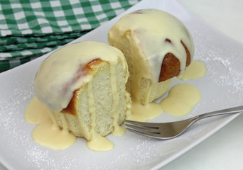 Buchteln mit Vanillesoße