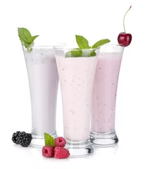 Photo sur Plexiglas Milk-shake Smoothie au lait de mûre, framboise et cerise à la menthe