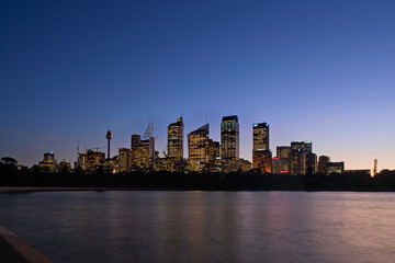 Fototapeta na wymiar Skyline View of Sydney at dawn seen from the botanical gardens