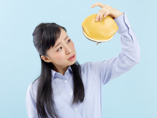 財布を持つ女性