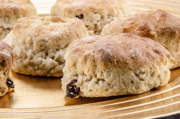 hausgemachte Rosinen Scones auf einem Teller