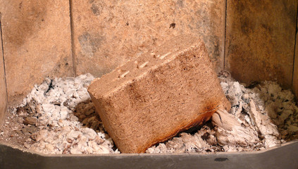 Holzbrikett im Brennraum