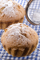 hausgemachte Muffins auf einem blau und weißen Küchentuch