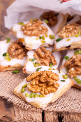 Weihnachtsplätzchen mit Walnüssen