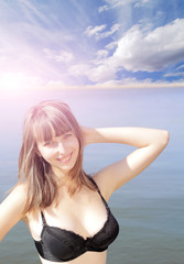 Fototapeta na wymiar Piękna młoda kobieta w bikini